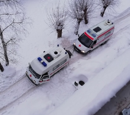 В Чернушке в снегу застряли две машины скорой помощи