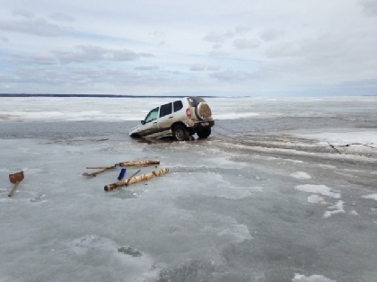 На Обве под лед ушел автомобиль 