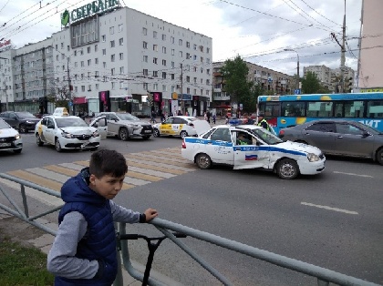 В центре Перми столкнулись патрульный автомобиль и такси