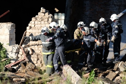 В Кунгуре под рухнувшим зданием нашли тело 29-летнего мужчины