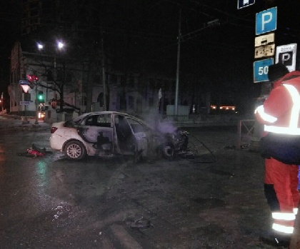 В центре Перми после столкновения загорелась машина такси 