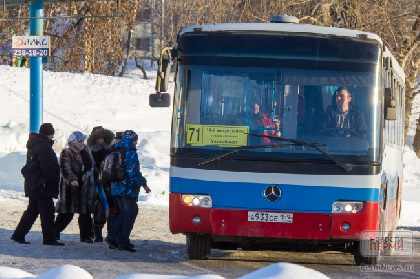 Пермячка разбила дверь автобуса палкой для скандинавской ходьбы