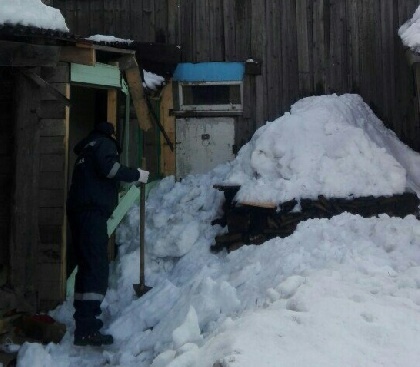 В Кунгуре снег завалил входную дверь в жилье пенсионера 