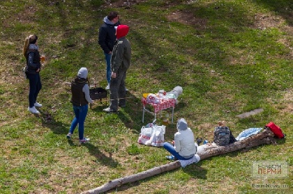 В Кемеровской области молодые люди устроили пикник у мемориала героям