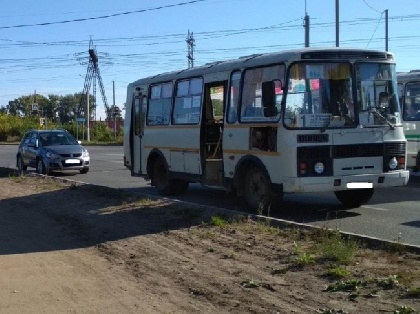 В Чайковском иномарка врезалась в автобус