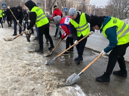 Пермские студенты вышли на уборку тротуаров от снега и льда