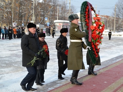 В Перми возложили цветы к мемориалу Танкового корпуса