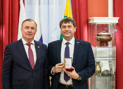 Почти 900 энергетиков «Россети Урал»  получили награды в День энергетика