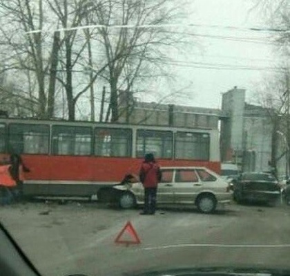 В Перми легковой автомобиль врезался в трамвай 