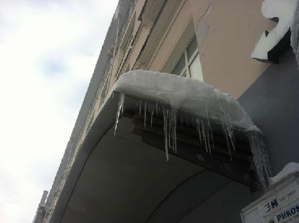 Прикамцев предупреждают об опасности схода снега с крыш 