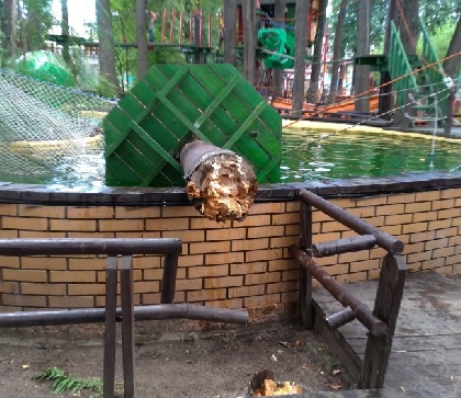 В парке Горького на аттракционе упал деревянный столб 