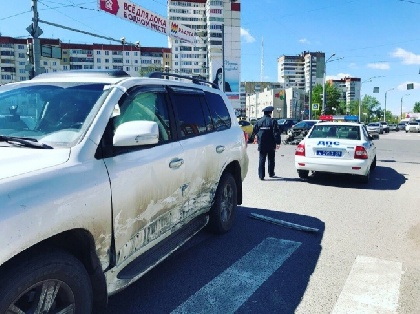 В Перми легковое авто врезалось в Land Cruiser