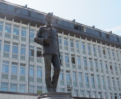 Памятник Попову оказался ничей