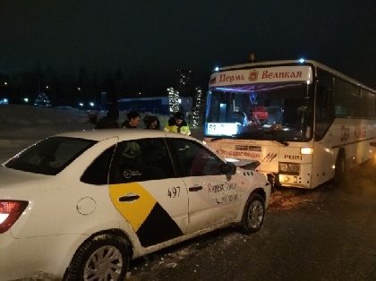 В Перми столкнулись автобус и такси 