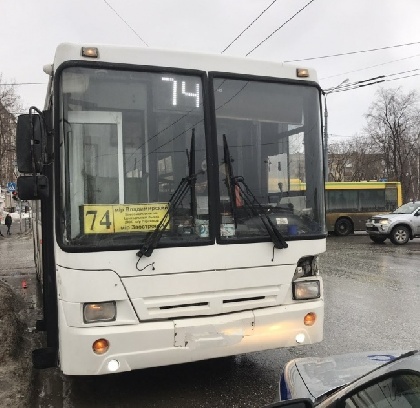 В Перми иномарка врезалась в автобус
