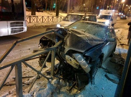 В Перми автомобиль BMW врезался в ограждение, которое проткнуло его насквозь