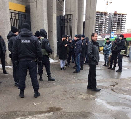 «Идет охота за нелегалами»: в Перми силовики оцепили центральный рынок