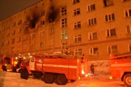 Названа предварительная причина пожара в общежитии в Чусовом