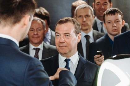 Дмитрию Медведеву показали, как делают пермских роботов