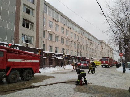 Пожар в офисном здании мог возникнуть из-за короткого замыкания электропроводки