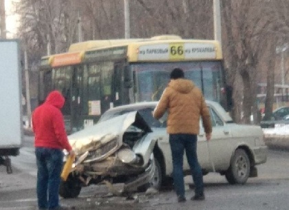 В Перми «Волга» врезалась в автобус 