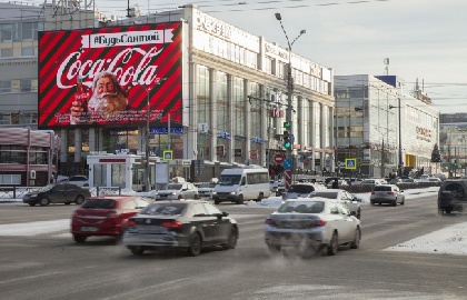 В Перми демонтируют рекламную конструкцию на ТЦ «Айсберг»