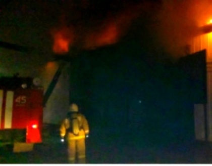 В Лысьве пожарные 11 часов боролись с огнем на складе 