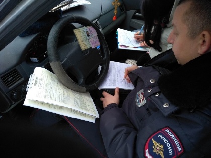 Поддельные права и неисправные машины: в Перми проверили таксистов