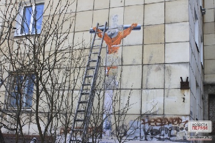 Распятого Гагарина убрали со стены дома