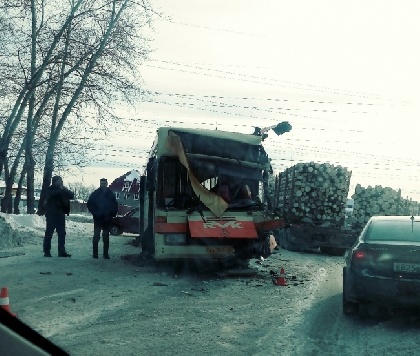 Автобус из Краснокамска столкнулся с лесовозом
