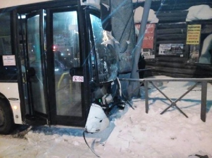 В Перми автобус столкнулся с иномаркой и повредил дорожное ограждение
