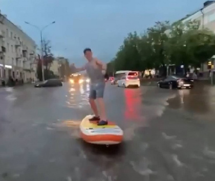 Пермяки оштрафованы за сапбординг на затопленной улице Ленина
