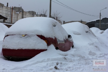 В Березниках упавший с крыши снег разбил машину