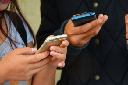 С нового учебного года школьникам запретят пользоваться мобильниками