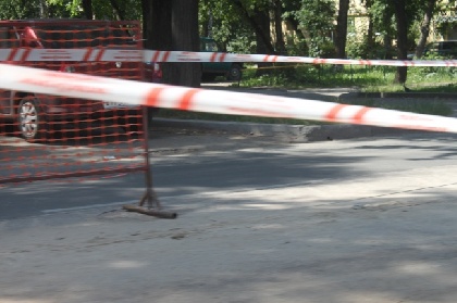 В Перми начали выяснять причины провала асфальта на улице Моторостроителей 