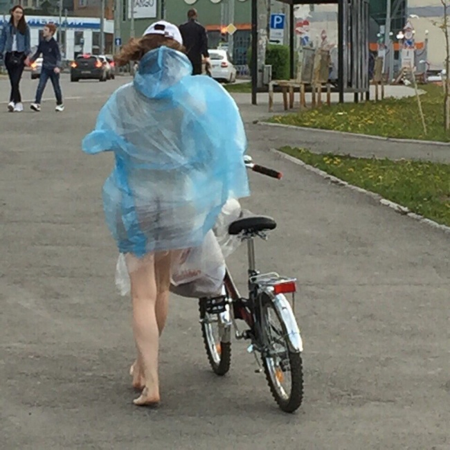 голая девушка на велосипеде